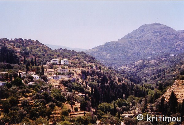Relativ schnell steigt die Straße hinter Evdhilos bergan, sodass man